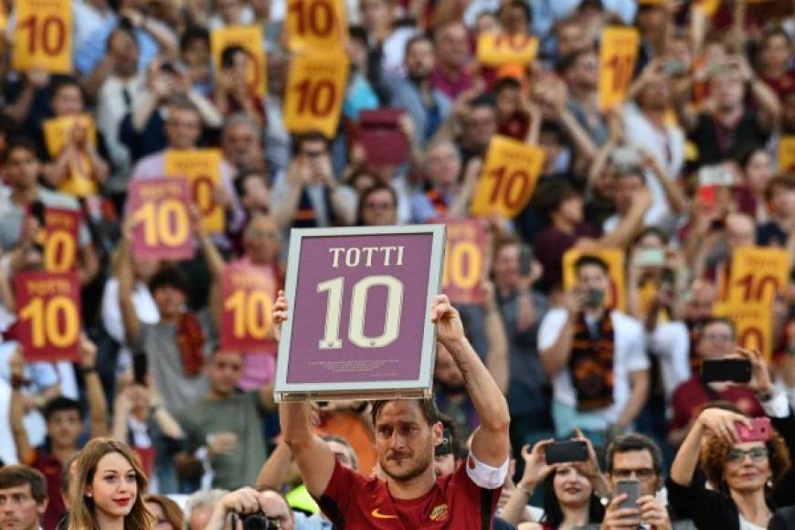 Roma's forward from Italy Francesco Totti holds a framed Number 10 during a ceremony to celebrate his last match with AS Roma after the Italian Serie A football match AS Roma vs Genoa on May 28, 2017 at the Olympic Stadium in Rome. Italian football icon Francesco Totti retired from Serie A after 25 seasons with Roma, in the process joining a select group of 'one-club' players. / AFP PHOTO / Vincenzo PINTO