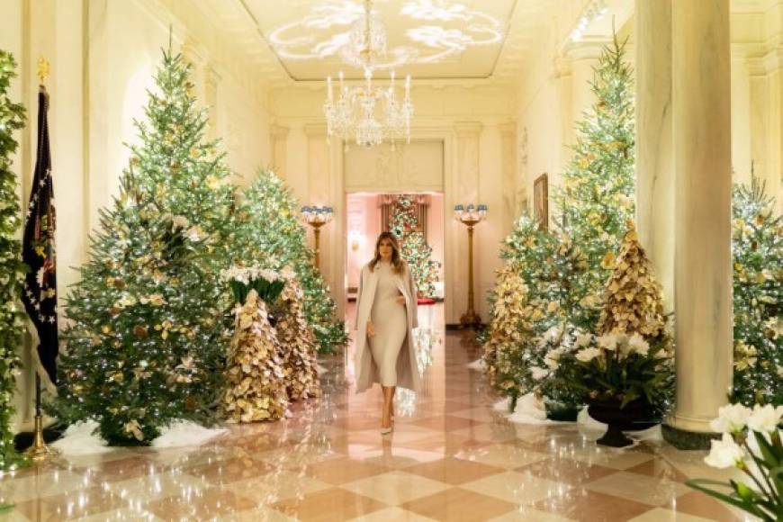 Para el video promocional, Melania optó por un vestido y abrigo crema que combinó con stilettos del mismo color luciendo muy elegante.