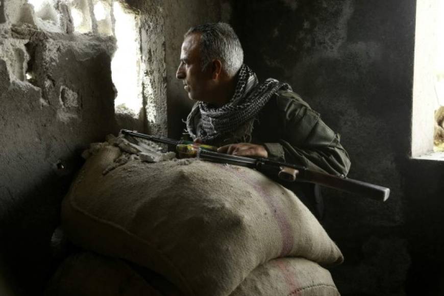 LUCHA. Un vigilante kurdo en Siria. Un miembro de la policía kurda (Asayesh) observa las posiciones enemigas desde un mirador en Hasaka. Foto: AFP/Delil Souleiman