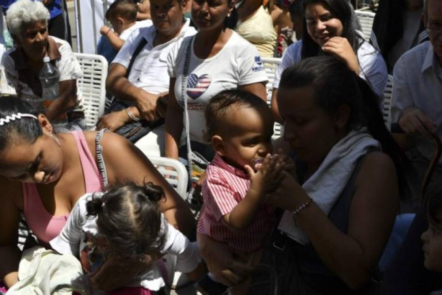 Pero Maduro niega que haya una 'crisis humanitaria' y sostiene que seis millones de familias pobres reciben el 'CLAP', alimentos que el gobierno vende a precios subsidiados en medio de la debacle económica.