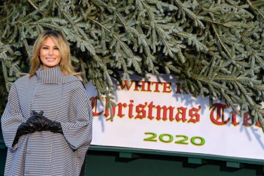 Melania lució radiante al posar junto al árbol de Navidad mostrando su nuevo color de cabello.