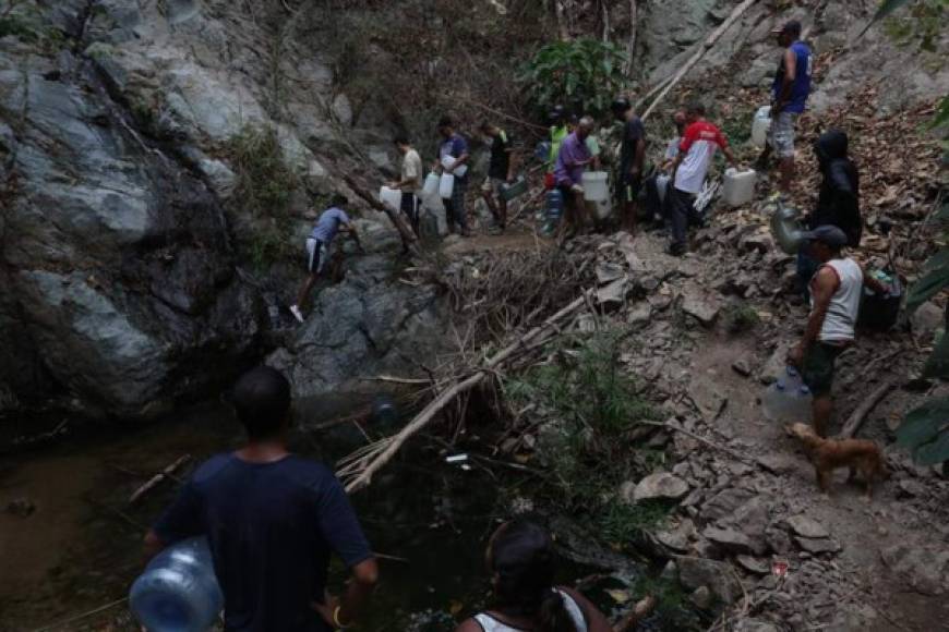 Otros van a los ríos a sacar agua en un país que está al borde del colapso.