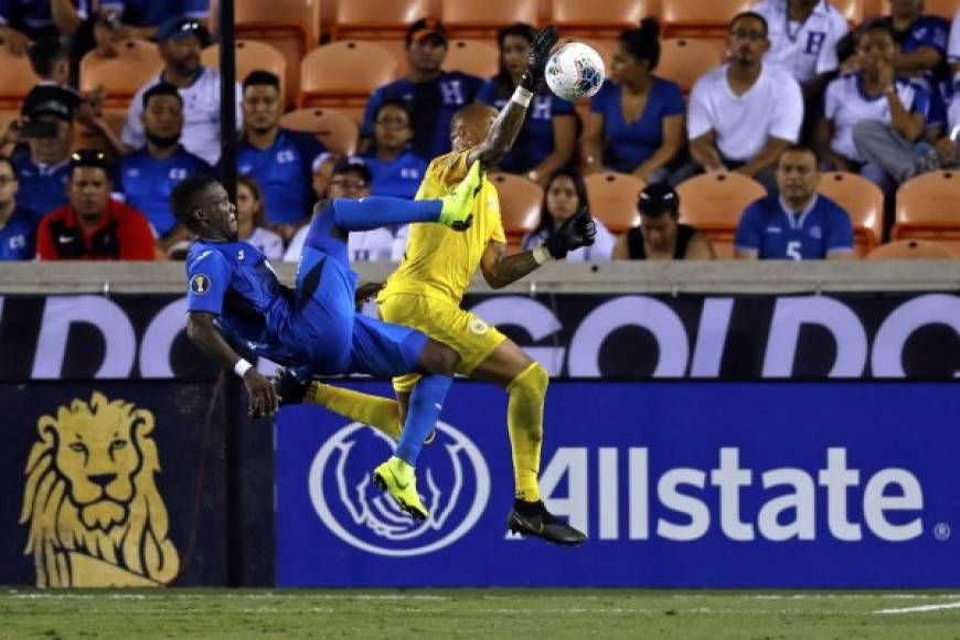 Rubilio Castillo buscó marcar a toda costa. Acá intenta robarle el balón al portero de Curazao.