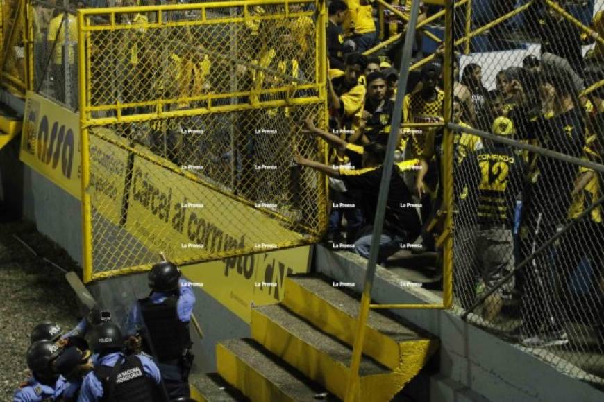 La Mega Barra abrió uno de los portones del sector sur y amenazaron con ingresar al césped del estadio Morazán ya que se mostraron indignados por una provocación de la barra del Olimpia.
