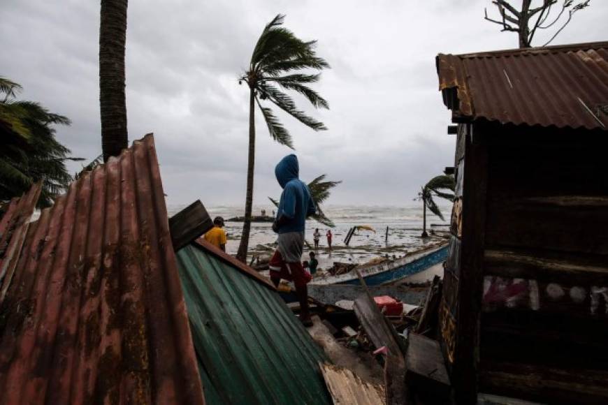 La tormenta tropical Iota se disipó este miércoles pero continúa amenazando con fuertes lluvias, inundaciones y deslizamientos de tierra a Centroamérica después de causar al menos una decena de muertes y destrucción en esa región y en la isla colombiana de San Andrés.