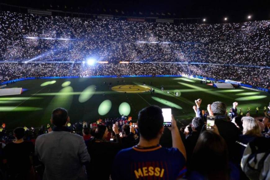 Al final del partido, así se puso el Camp Nou para la fiesta de despedida de Iniesta. Foto AFP