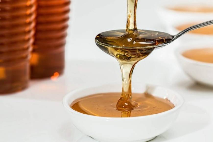 1. La miel. La miel es un expectorante natural que ayuda a eliminar las secreciones bronquiales que pueden impedir tener una buena respiración a la hora de dormir, lo cual produce los ronquidos. Para aprovechar el efecto de este medicamento natural debes hacer gárgaras con una infusión tibia de frambuesa. Esta ayudará a que la miel no se quede atascada en la garganta y, a su vez, le dará mejor sabor al hacer las gárgaras.