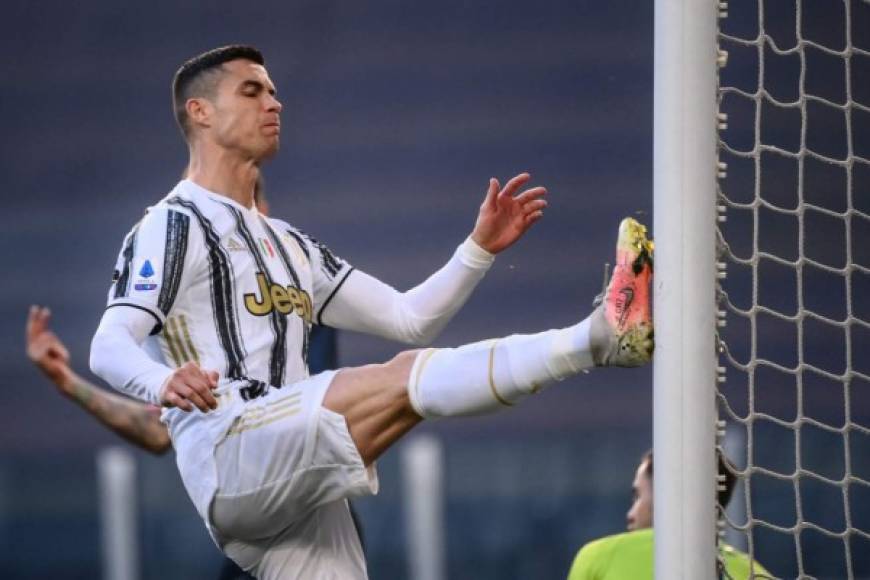 El futuro de Cristiano Ronaldo centra todas las miradas en el panorama futbolístico actual. Medios italianos señalan que el astro luso valora seguir en la Juve, aunque el club le deberá de cumplir una serie de condiciones. Foto AFP.