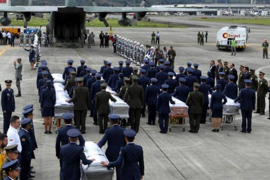 Los féretros fueron despedidos con honores militares en el aeropuerto de Río Negro en Colombia.