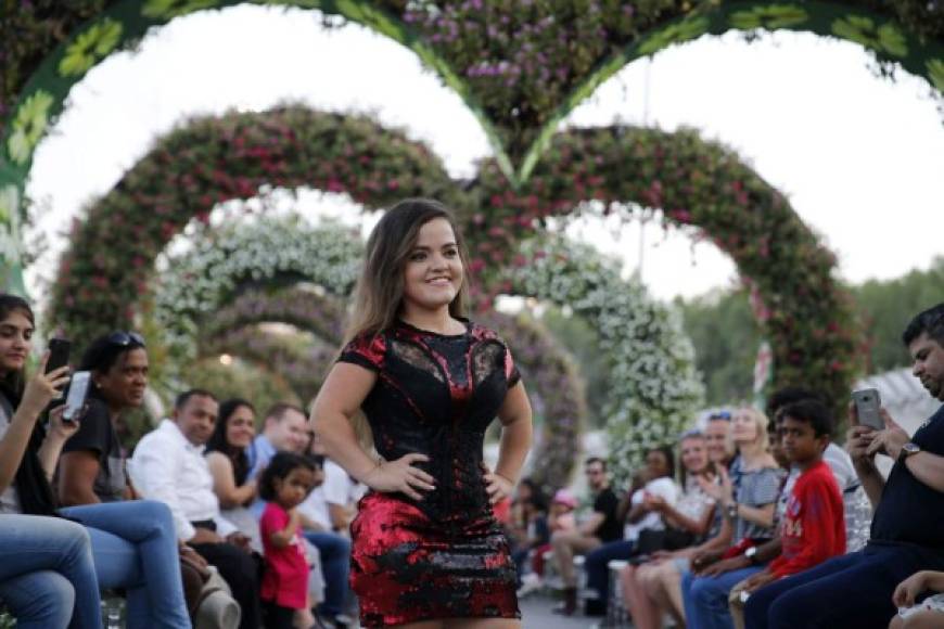 La pasarela fue en un jardín bajo arcos de flores en forma de corazón. Foto: AFP