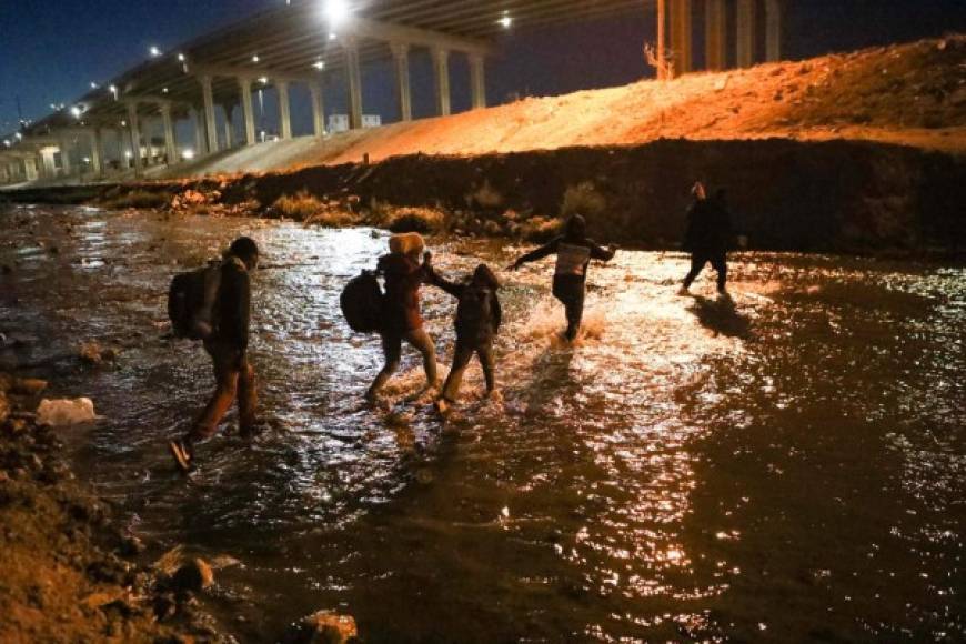 El grupo, en el que se encontraban varias familias con niños pequeños, cruzaron caminando el río hacia Texas.