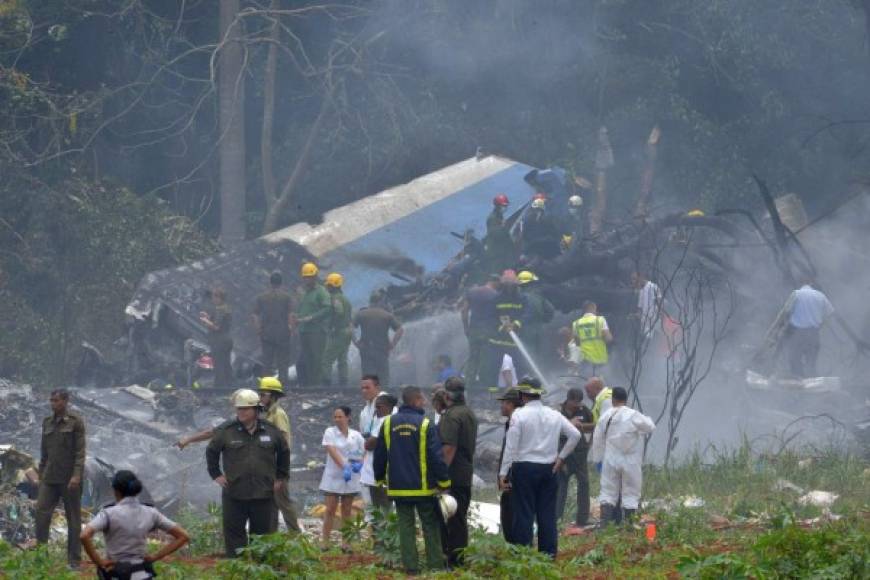 Un avión de 'Cubana de Aviación' que iba con 104 pasajeros y tripulación extranjera cayó hoy en las inmediaciones del aeropuerto internacional de La Habana, sin que todavía se haya confirmado el número de víctimas, informaron medios oficiales.<br/><br/><br/><br/> / AFP PHOTO / Adalberto ROQUE