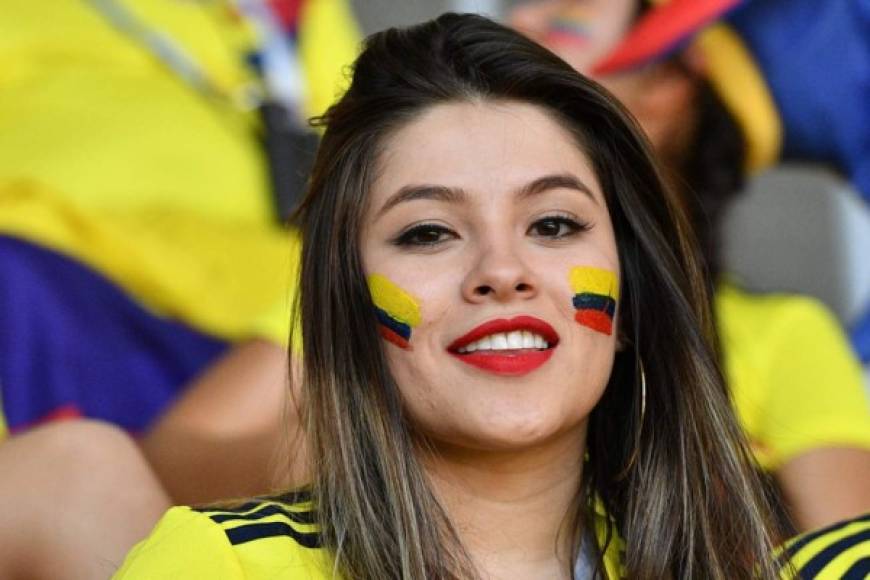 Las colombianas, siempre bellas, alentaron de principio a fin a su Selección.