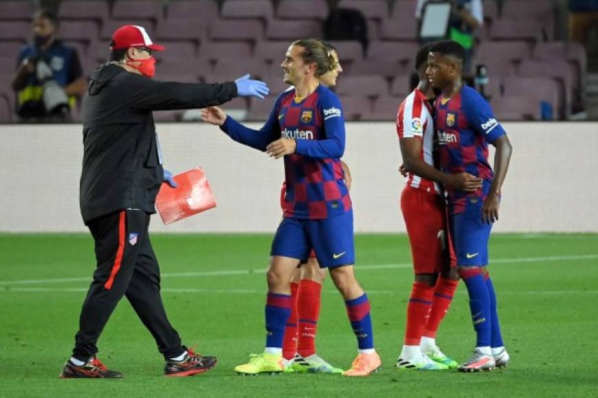 Reencuentro de colchoneros. Antoine Griezmann, que entró faltando dos minutos para el final del partido, se abrazó con el asistente técnico del 'Cholo' Simeone, Germán 'Mono' Burgos, con quien coincidió en el Atlético de Madrid.