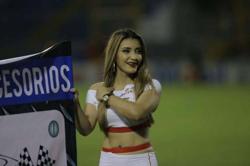 Esta hermosa chica adornó el estadio Morazán en el partido Real España-UPN.
