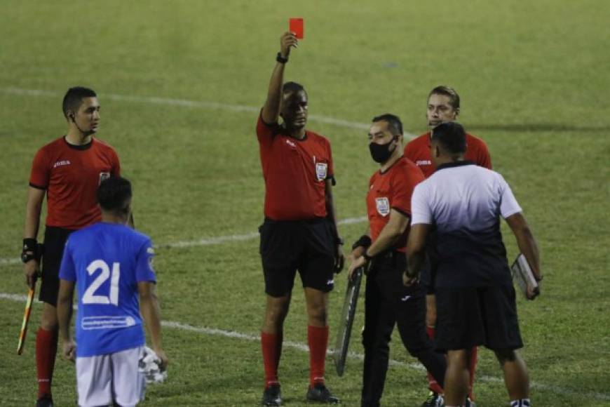 El árbitro también expulsó a un miembro del cuerpo técnico del Honduras Progreso al final del juego.