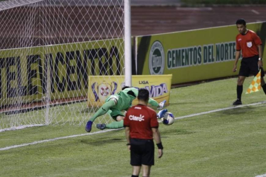 El portero argentino Jonathan Rougier al detener el lanzamiento de Franklin Flores para darle el pase a la final al Motagua.