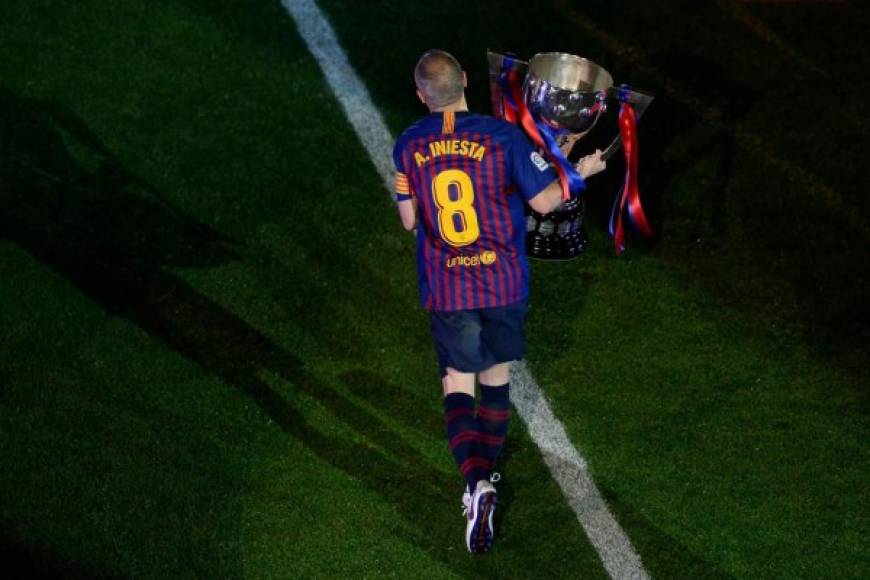 Iniesta recorrió el Camp Nou con el trofeo de la Liga Española. Foto AFP