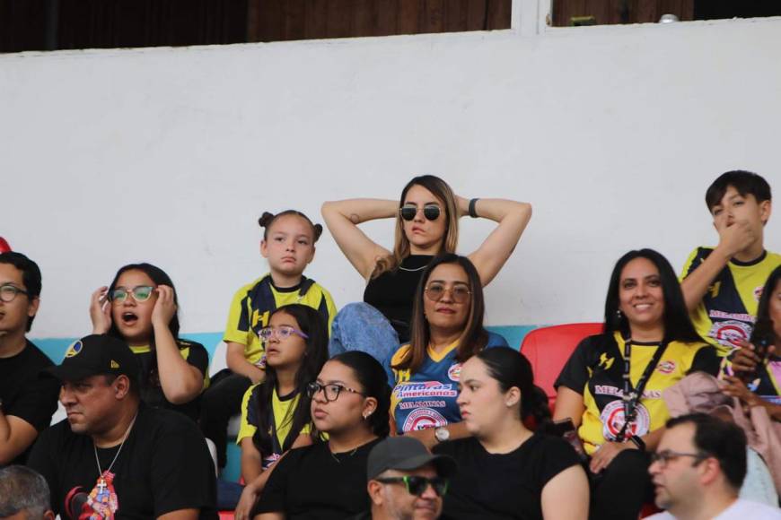 La esposa de Roberto Moreira, Marisa Ontivero, llegó al Nacional para apoyar al delantero paraguayo del Génesis.