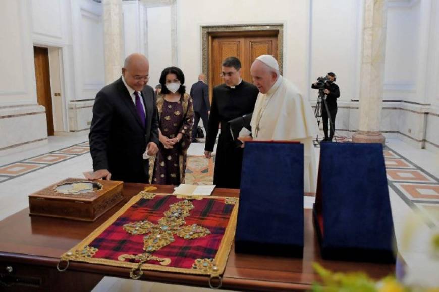 El presidente iraquí, Barham Saleh, entregó al papa una pequeña placa de bronce como regalo de bienvenida, especialmente realizada para el primer pontífice que visita este país de Medio Oriente.