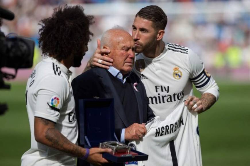 El Real Madrid homenajeó previo al partido a Agustín Herrerín, antiguo delegado de campo del club blanco. Los capitanes Sergio Ramos y Marcelo le entregaron el presente. Foto EFE