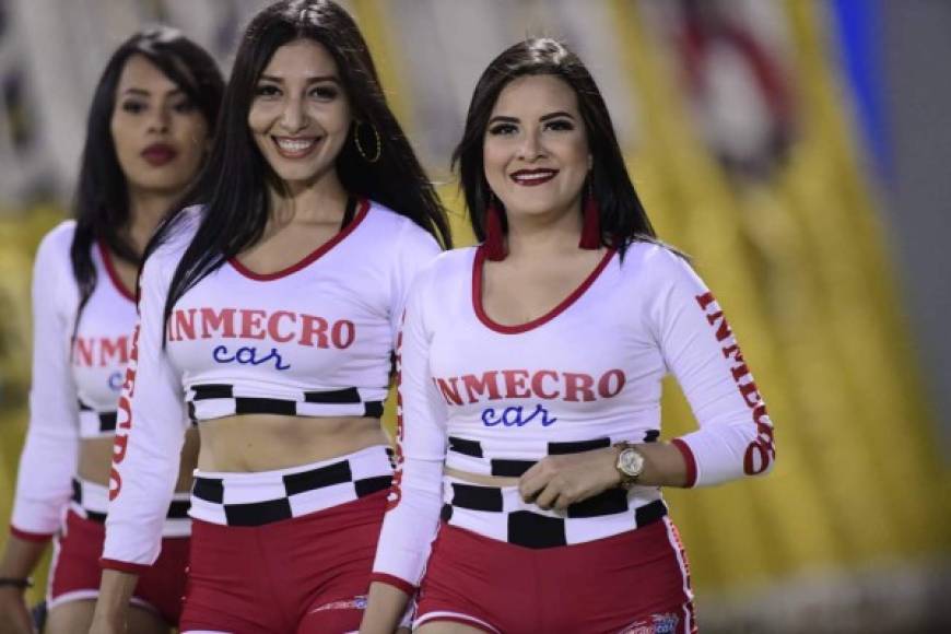 Estas hermosas chicas estuvieron en la cancha del estadio Morazán durante el juego Real España-Honduras Progreso.