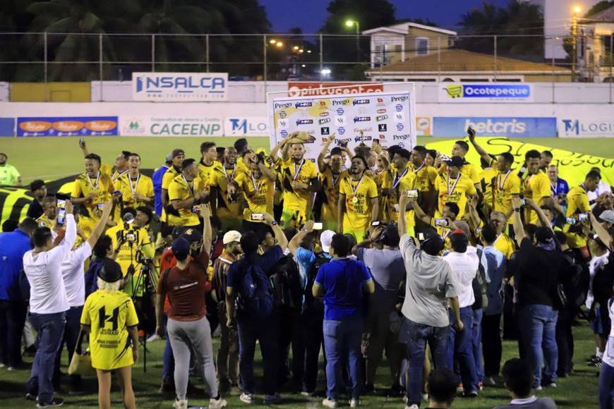 El plantel del Génesis celebrando con el trofeo de campeones del Torneo Clausura 2023 de la Liga de Ascenso.