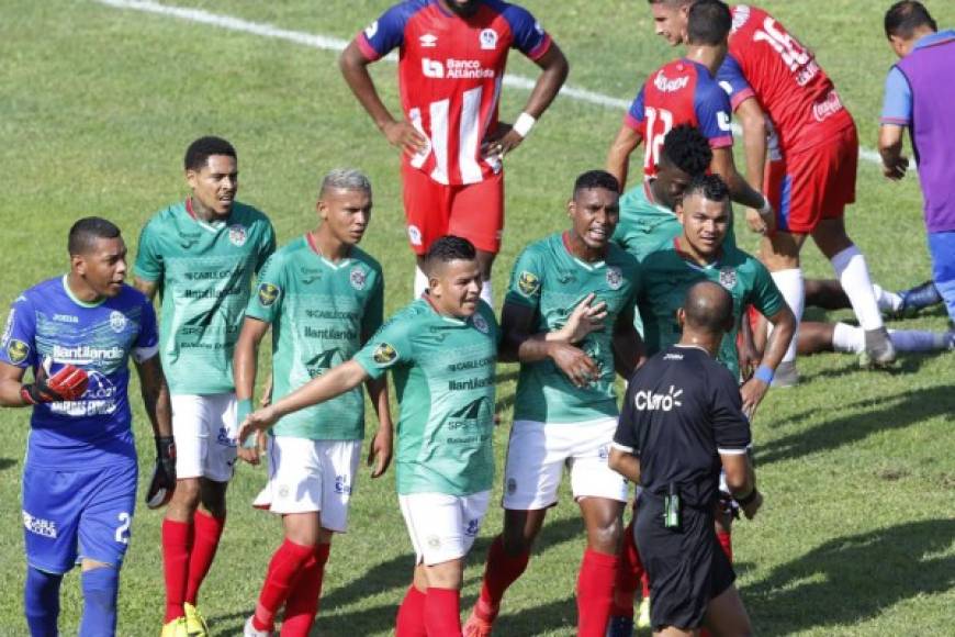 Los jugadores del Marathón se fueron encima del árbitro Óscar Moncada tras expulsar a Henry Figueroa.