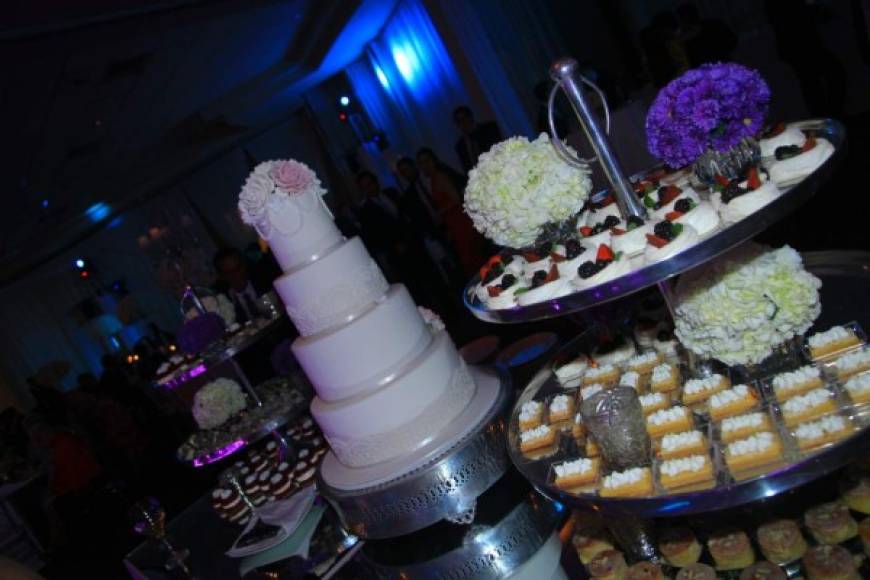El hermoso pastel, obra de Signature Cakes, destacaron entre los detalles de la boda Park Ferrufino.