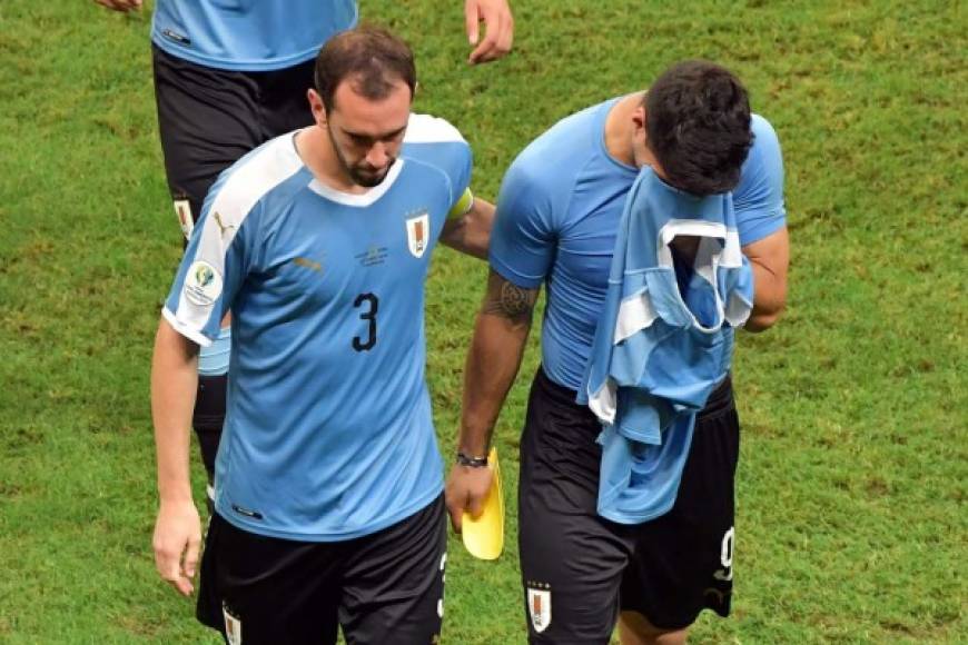 Diego Godín también consoló a Luis Suárez.