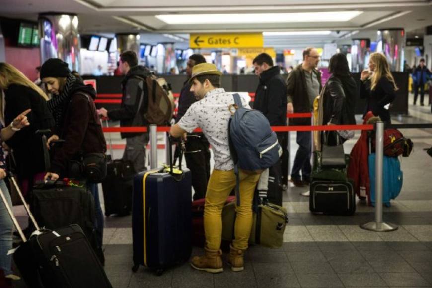 Miles de viajeros quedaron varados en los aeropuertos de Chicago y Nueva York.