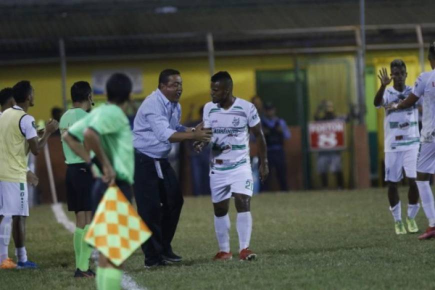 El técnico del Platense, John Jairo López, le da indicaciones a Luis Jaramillo.