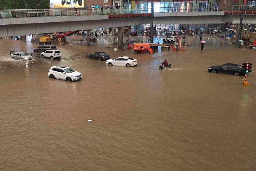 Las lluvias estacionales provocan cada año inundaciones en China. Pero la amenaza ha crecido en los últimos años, debido a la construcción de represas o desviaciones del cauce de los ríos que a menudo han cortado las conexiones existentes entre los ríos y los lagos adyacentes.
