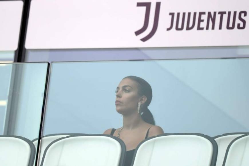 Georgina Rodríguez se robó las miradas en las gradas del estadio de la Juventus. Foto AFP