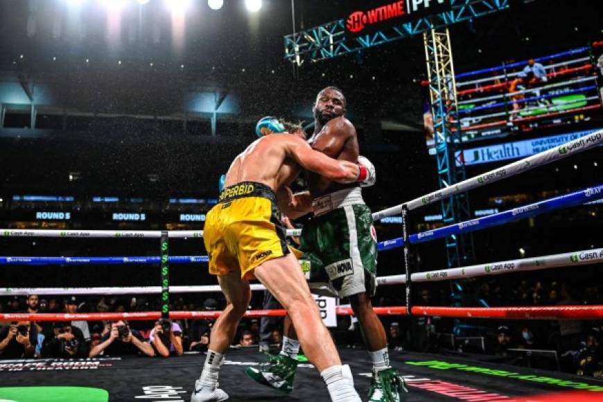 De esos 43 golpes de Mayweather, 36 fueron de poder. Paul conectó 21 de poder. Mayweather conectó 17 al cuerpo en comparación con un solo golpe al cuerpo de Paul.<br/>