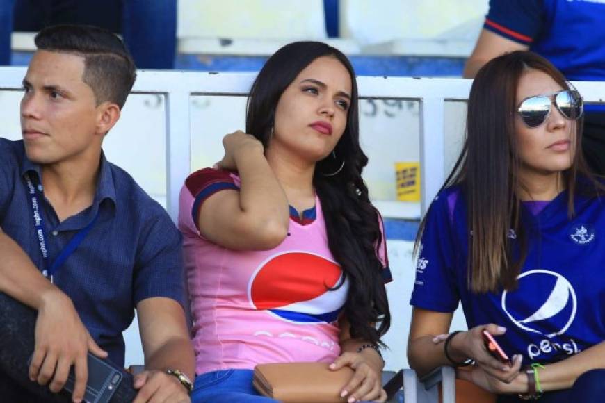 La presentadora hondureña Yulia Posas apoyando a su Motagua.