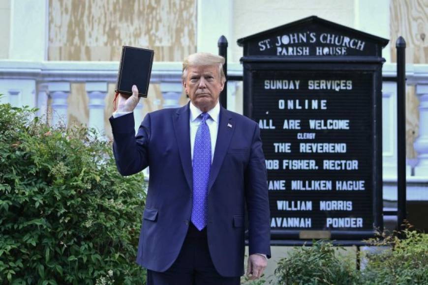 Trump posó para las cámaras con una Biblia en la mano frente a las ventanas tapiadas de la iglesia, cuyo sótano fue uno de los lugares donde algunos manifestantes prendieron fuego durante las protestas del domingo, aunque el fuego no provocó daños.