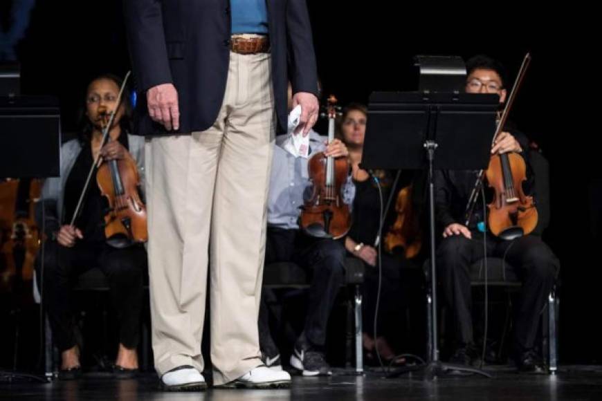 Trump, que aún llevaba sus zapatos de golf, apenas estuvo 12 minutos en el templo.