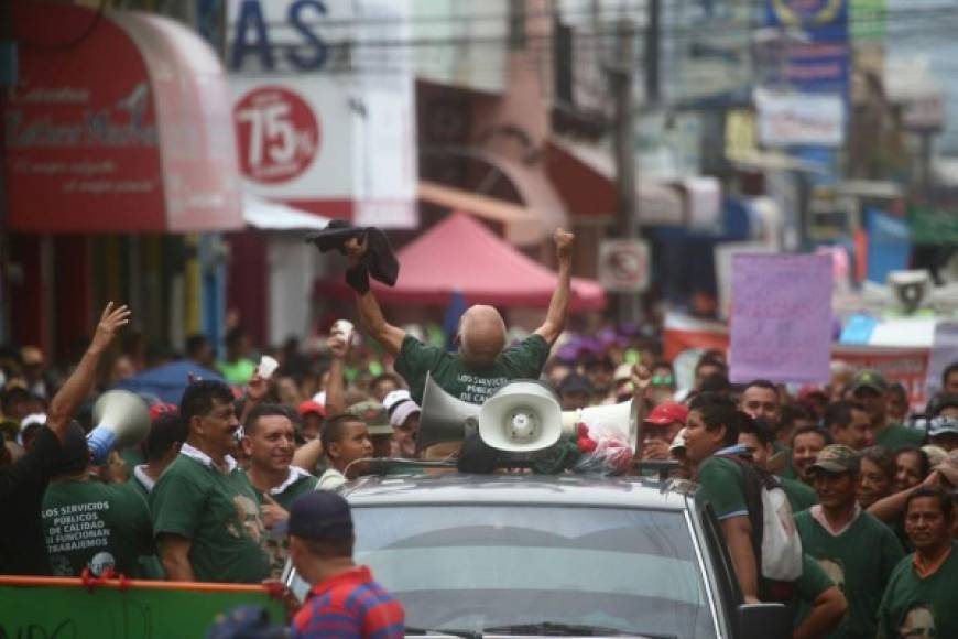 Adultos y ancianos no se quedaron sin hacer sus reclamos este 1 de Mayo, Día internacional del trabajador.