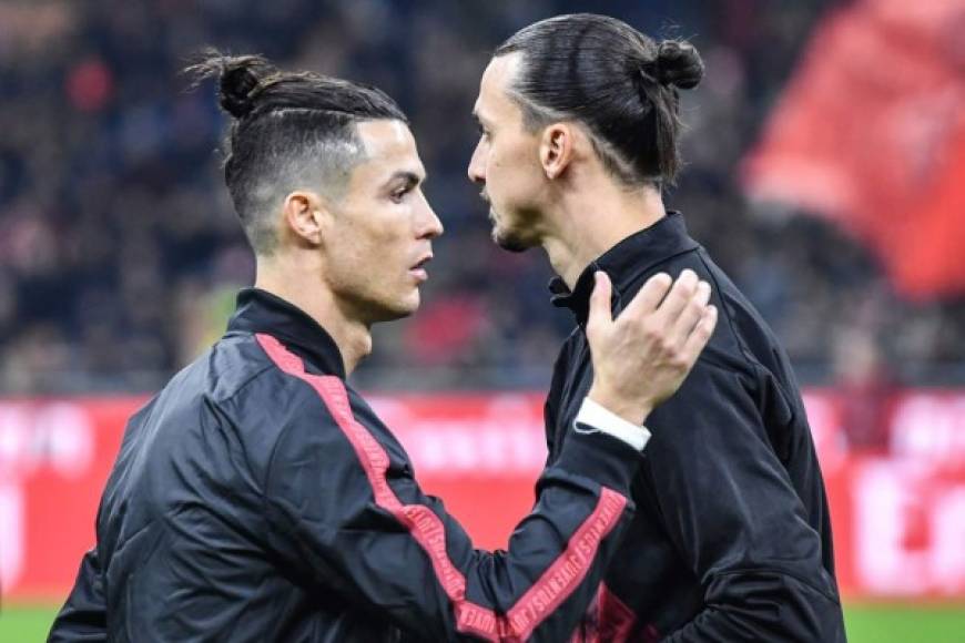 Así fue el saludo de Cristiano Ronaldo y Zlatan Ibrahimovic antes del partido. Se dieron la mano con un semblante serio y luego el portugués le dio una palmada al sueco. Foto AFP