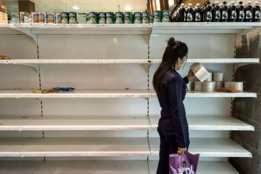 La escasez de alimentos y productos de la canasta básica es general y evidente. En los anaqueles de artículos no perecederos que no están vacíos, se observa poca cantidad de productos importados con los que se ocupa todo un anaquel.