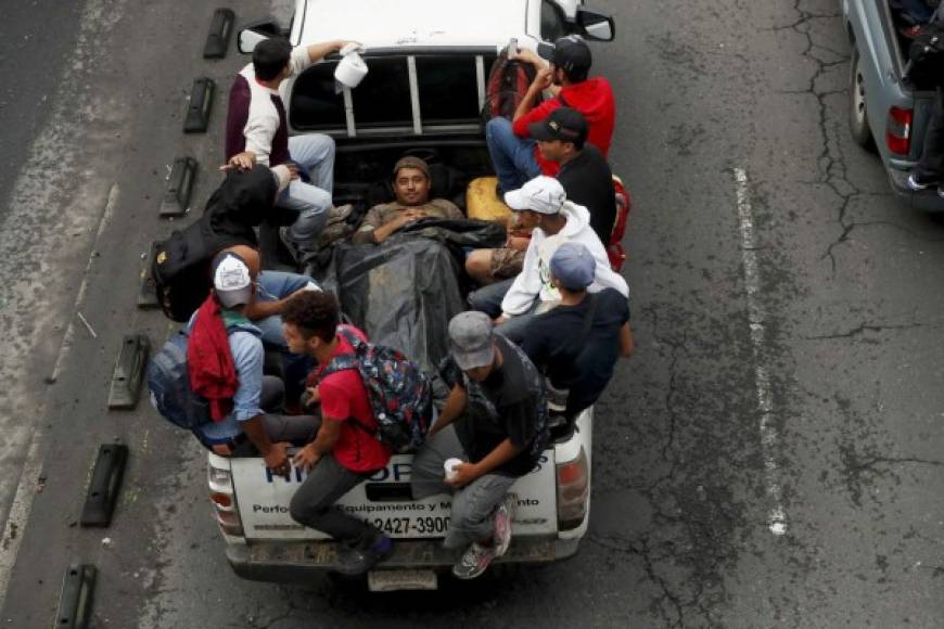 Los conductores guatemaltecos tampoco han dejado desamparados a los migrantes, parando para darles un aventón hacia su siguiente destino.