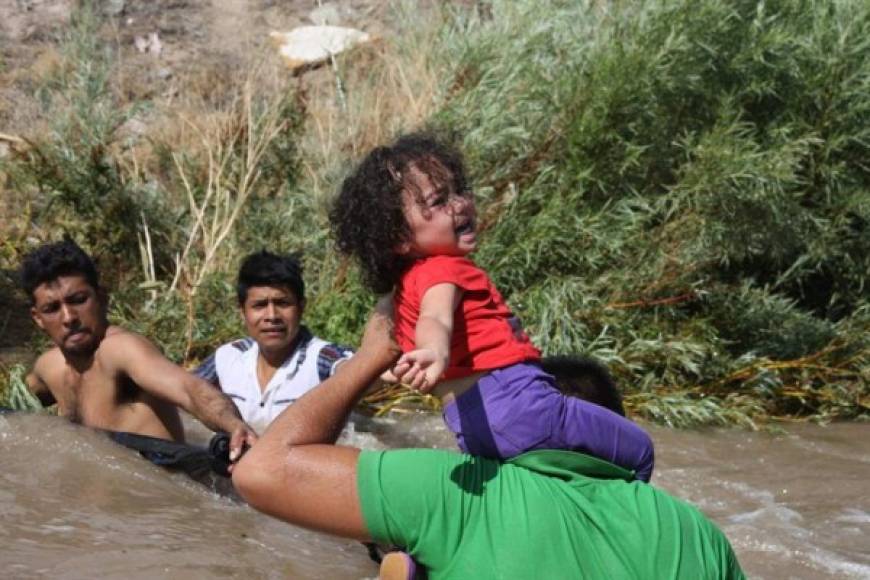 Los migrantes también exponen a los niños a cruzar la caudalosas aguas del río que en las últimas semanas ha aumentado su caudal y en el que se ha confirmado la existencia de varios cocodrilos.