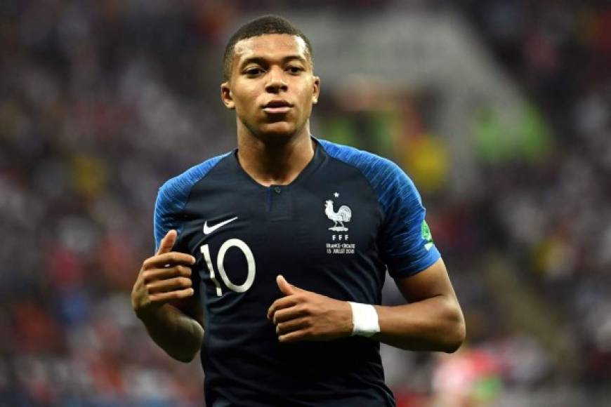 Kylian Mbappé no parece tener intención de dejar el París Saint-Germain este verano. El joven delantero ha descartado su fichaje por el Real Madrid tras salir campeón del mundo con Francia. 'Me quedo al cien por ciento en el PSG. Yo sigo mi camino, estoy en el principio de mi carrera. Tengo la ambición de ir más lejos'.