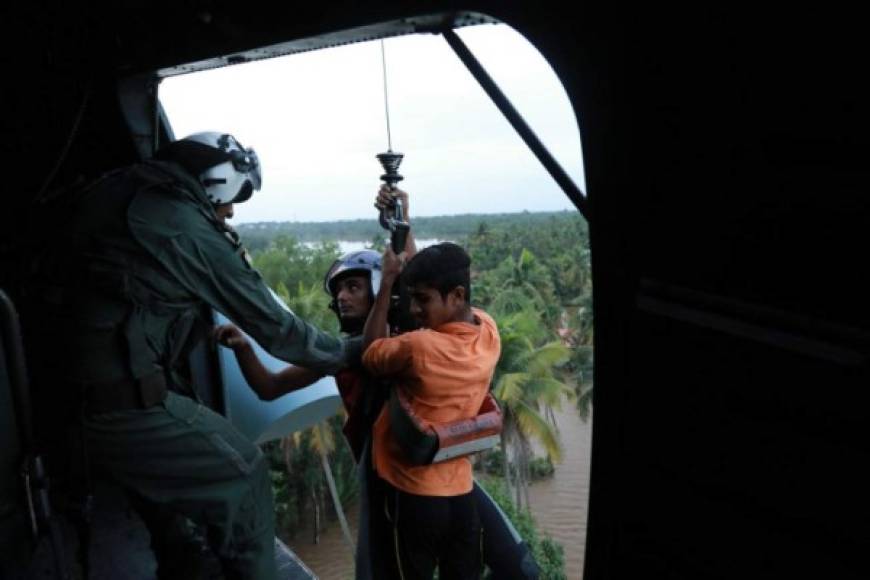 Miles de soldados del ejército de tierra, de la Marina y Fuerza aérea han sido desplegados para ayudar a rescatar a las personas atrapadas por las inundaciones.