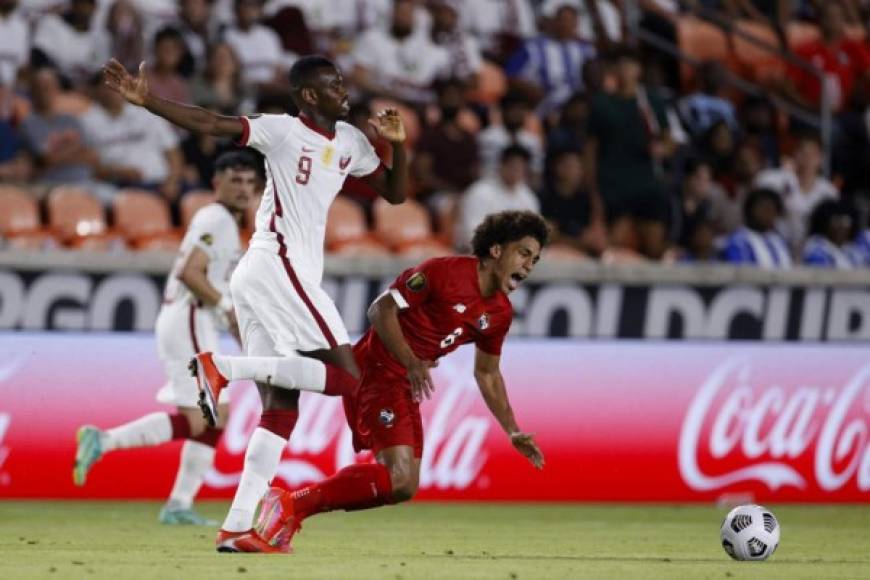 Qatar's forward Mohammed Muntari (L) and Panama's forward Adalberto Carrasquilla vie for the ball during the Concacaf Gold Cup Prelims football match between Qatar and Panama at BBVA Stadium in Houston, Texas on July 13, 2021. (Photo by AARON M. SPRECHER / AFP)