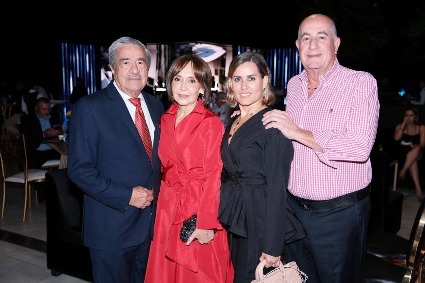 Rafael y Patty Flores junto a Erika y Taufic Andonie 