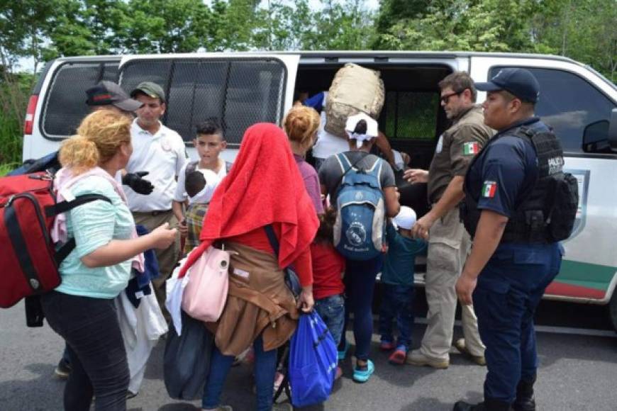 Agentes de migración hicieron subir a los migrantes a varios autobuses 'para llevarlos a la Estación Migratoria Siglo XXI, en Tapachula, Chiapas, donde se realizará el procedimiento administrativo correspondiente y en su caso, llevar a cabo el retorno asistido a sus países', indicó un comunicado del INM.