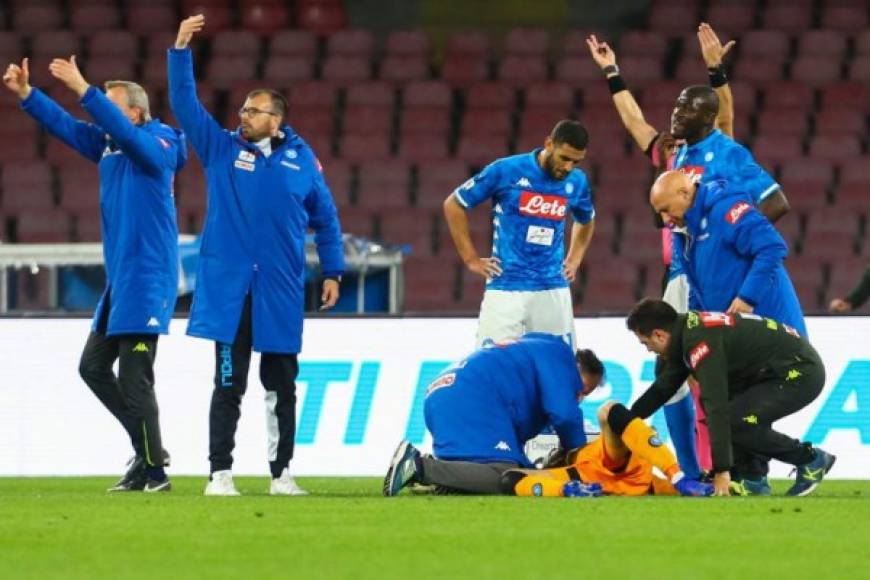 Ospina quedó tirado sobre el césped del San Paolo, con los brazos extendidos y la mirada perdida.
