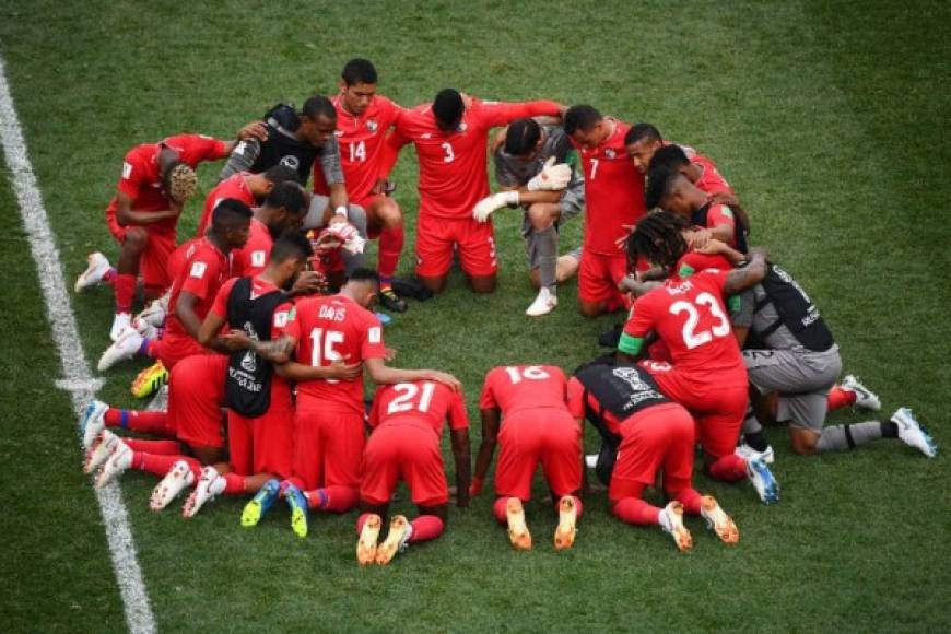 Los jugadores panameños tras el juego se reunieron en el centro del campo para orar.